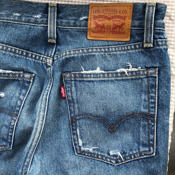 Levi’s straight leg, slight high rise, distressed jeans - Picture 8 of 10